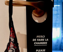 Carica l'immagine nel visualizzatore di Gallery, Perizoma appeso alla maniglia di una camera da letto.