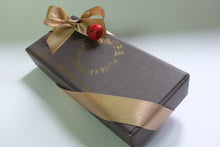 Carica l'immagine nel visualizzatore di Gallery, Maison Luxure. Scatola di cioccolati con nastro.