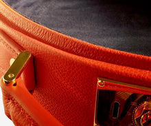 Carica l'immagine nel visualizzatore di Gallery, Valigia in pelle rossa.