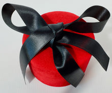 Carica l'immagine nel visualizzatore di Gallery, Astuccio rosso con nastri neri.