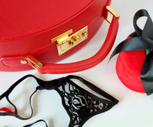 Carica l'immagine nel visualizzatore di Gallery, Valigia rossa, perizoma nero e astuccio rosso.