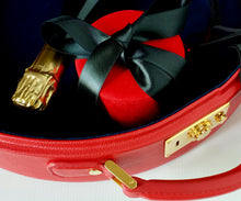 Carica l'immagine nel visualizzatore di Gallery, Astuccio rosso con nastri neri.