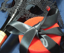 Carica l'immagine nel visualizzatore di Gallery, Astuccio rosso da regalo.