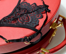 Carica l'immagine nel visualizzatore di Gallery, Perizoma aperto di pizzo nero.