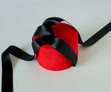 Carica l'immagine nel visualizzatore di Gallery, Astuccio rosso con nastri neri.