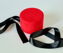 Carica l'immagine nel visualizzatore di Gallery, Astuccio rosso con nastri neri.