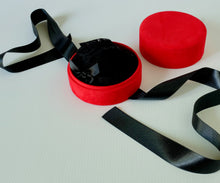 Carica l'immagine nel visualizzatore di Gallery, Astuccio rosso con perizoma nero.