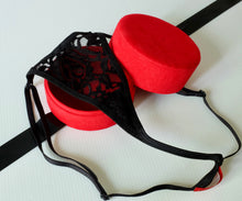 Carica l'immagine nel visualizzatore di Gallery, Astuccio rosso con perizoma nero.
