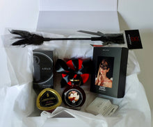 Carica l'immagine nel visualizzatore di Gallery, Selezione di prodotti intimi in una scatola bianca.