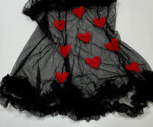 Carica l'immagine nel visualizzatore di Gallery, Babydoll nero con cuori rossi.