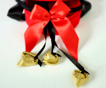 Carica l'immagine nel visualizzatore di Gallery, Particolare di un perizoma fantasia "tortellini" non fioco rosso.