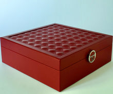 Carica l'immagine nel visualizzatore di Gallery, Scatola rossa.