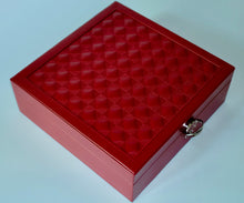 Carica l'immagine nel visualizzatore di Gallery, Scatola da presentazione rossa.