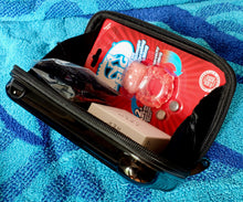Carica l'immagine nel visualizzatore di Gallery, Mini valigetta rigida nera con oggetti intimi.