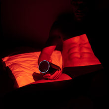 Carica l'immagine nel visualizzatore di Gallery, Uomo con Lelo F1s sexy toy ultra-tecnologico in mano.