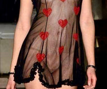 Carica l'immagine nel visualizzatore di Gallery, Babydoll nero indossato da una modella.