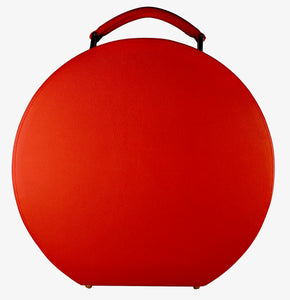 Valigia rossa a forma di cappelliera.