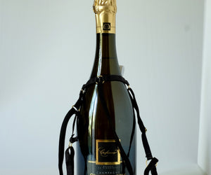 Bottiglia di champagne con perizoma nero.
