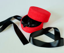 Load image into Gallery viewer, Astuccio rosso con perizoma nero.

