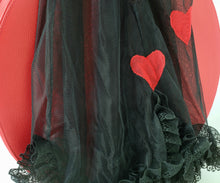 Load image into Gallery viewer, Babydoll nero con cuori rossi.
