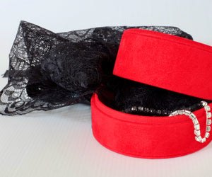 Body di pizzo nero con catena strass e un astuccio rosso di presentazione.