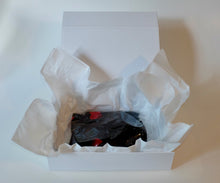 Load image into Gallery viewer, Babydoll nero dentro una scatola bianca.
