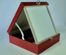 Load image into Gallery viewer, Scatola rossa con specchio inclinabile.

