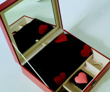 Load image into Gallery viewer, Scatola rossa con baby-doll nero e mini vibratore a forma di cuore.
