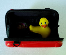 Load image into Gallery viewer, Papera gialla vibrante dentro la mini valigetta rossa.
