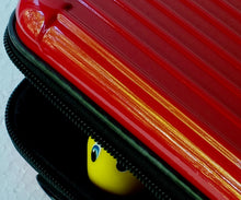 Load image into Gallery viewer, Papera gialla vibrante e mini valigetta rossa.
