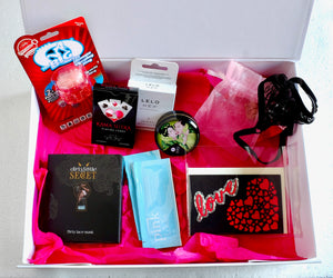 Cofanetto love box con perizoma, sex toy e alter gadget sexy.