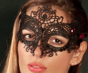 Maschera da ballo indossata da una modella.